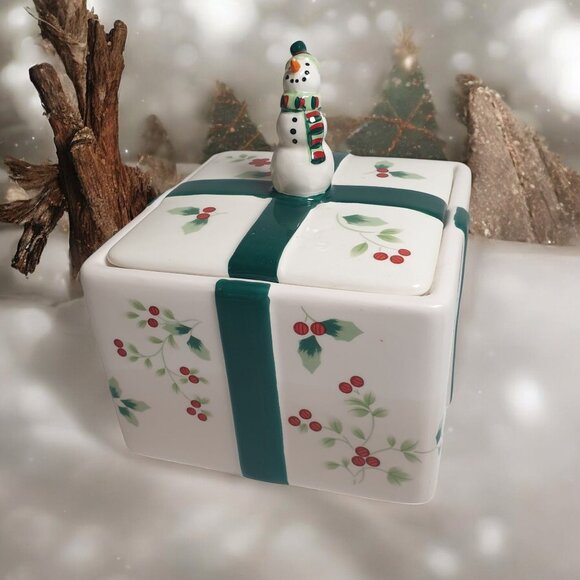 Pfaltzgraff Winterberry Snowman Lidded Ceramic Box 6" x 6" x 7" Gift Shape - Picture 2 of 10